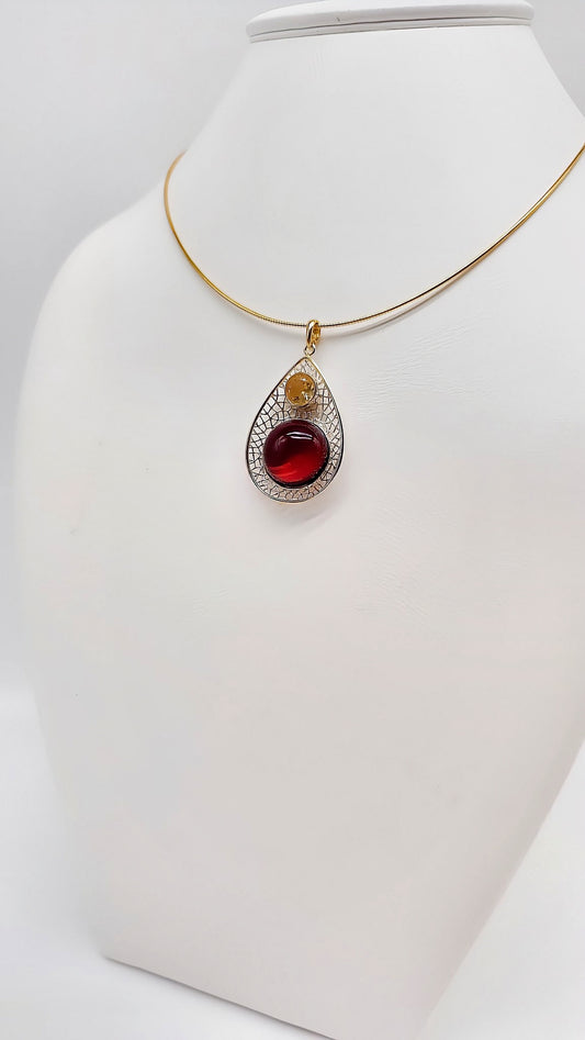 Luxurious drop pendant with ruby ​​red amber
