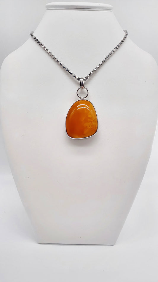 Elegant drop: Amber in silver