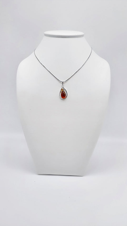 Eleganter Anhänger in Tropfenform aus Silber und Bernstein