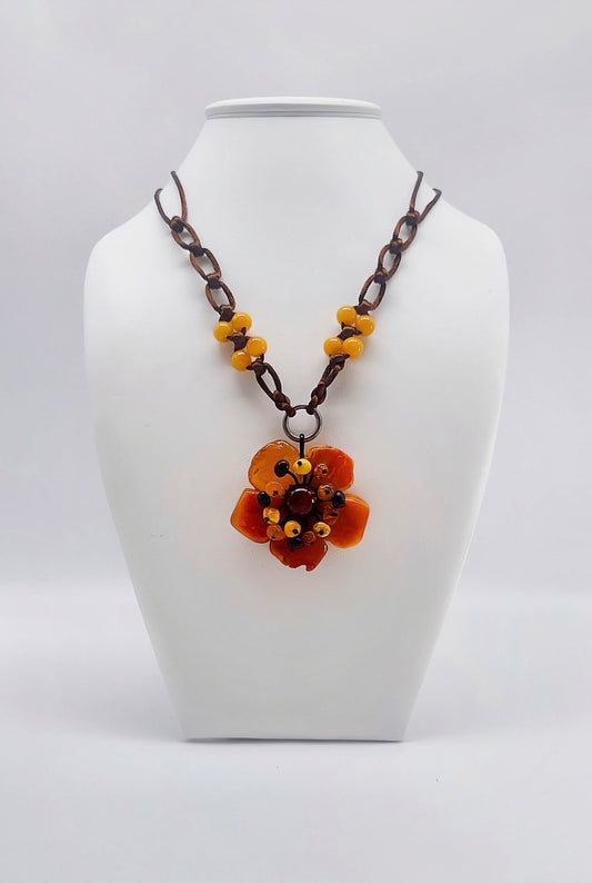 Rustikale Bernstein-Kette mit Blüten-Anhänger