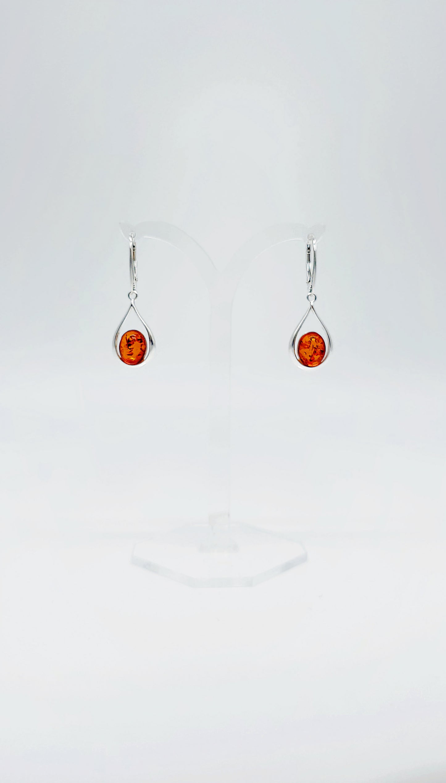 Drop-shaped silver earrings with amber